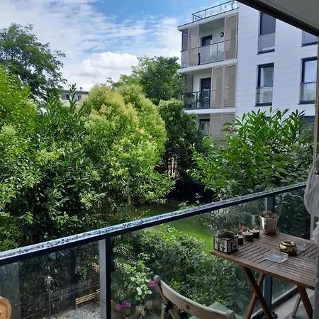 Apparemment Dans Apartment *
